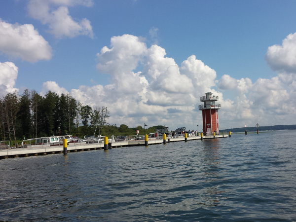 Der Leuchtturm am Ende der Uferpromenade bietet einen schönen Blick über die neue Marina und den Plauer See.